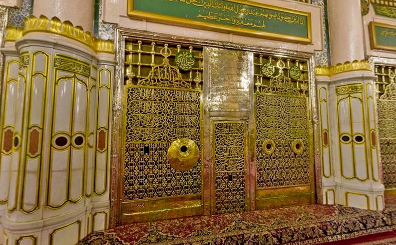 Saudi Sheikh Reveals Contents of Prophet Muhammad (PBUH) Burial Chamber